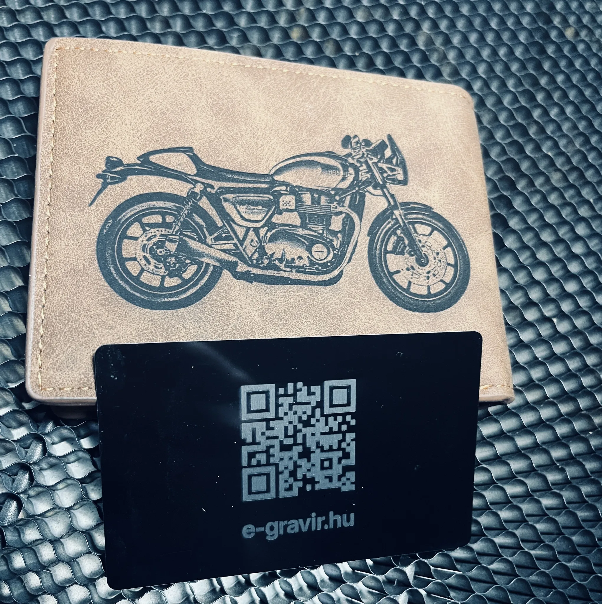 Gravírozott Motoros referencia